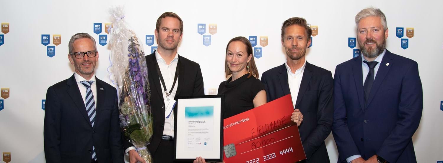 Fieldmade receiving the Upcoming Company award at UTC 2019. The price is a cooperation between UTF, Sparebanken Vest and GCE Ocean Technology. From Left: Hans-Erik Berge (UTF), Christian Duun Norberg and Kristin Wille von der Lippe (Fieldmade), Jarle Daae (UTF), Kai Stoltz (GCE Ocean Technology). Photo by Malin Nilsen.