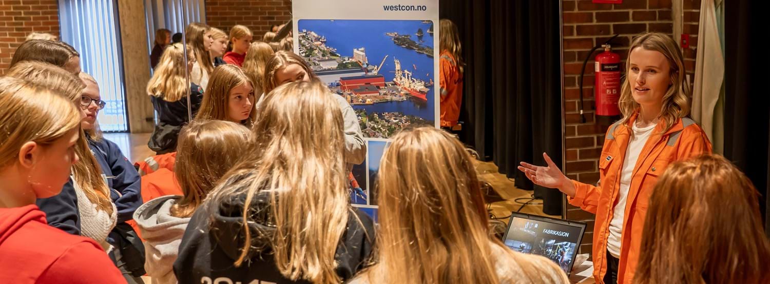 Marie Stensvoll from Westcon Yards Florø promoting her job as Project Engineer for the 9th grade girls. Photo: Roger Anzjøn, Frequency.
