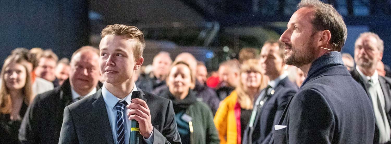 Photo: From the opening of the flight simulator at Reodorklubben in Førde. The Crown Prince of Norway Haakon Magnus with Victor Urnes (17), Electrician Apprentice in Hellenes and Project Manager in his spare time). Photo by Ole Johnny Devik.