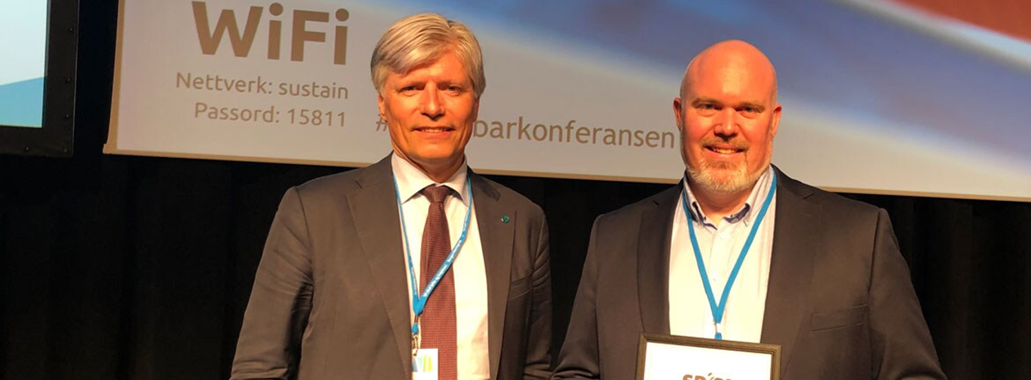 Minister of Climate and Environment Ola Elvestuen congratulates the winner of the SPIR Award 2019, Evoy by Entrepreneur and CEO Leif A. Stavøstrand.
