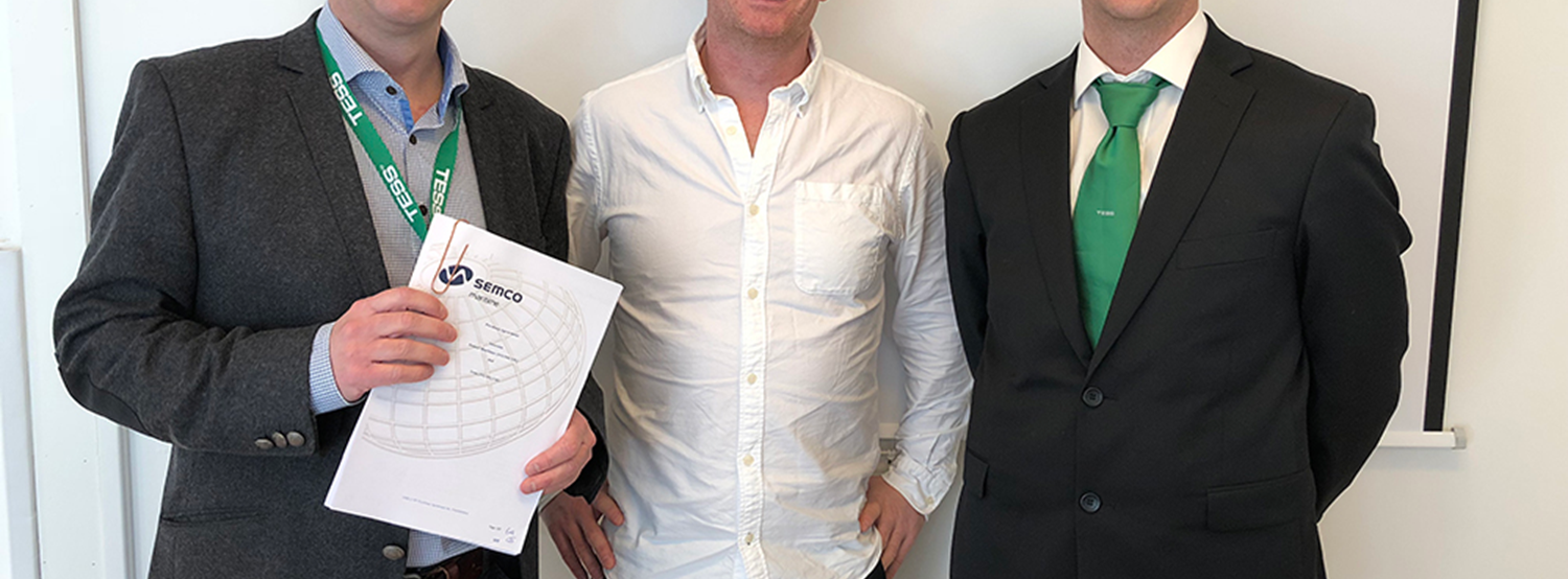 Espen Halland-Johansen (far left) signing business agreement with cluster member Semco  Maritime. Photo by TESS.