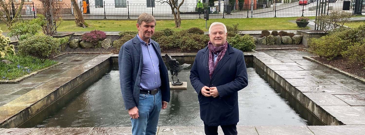 Øivind Frette, vice dean at UiB with Owe Hagesæther, CEO in GCE Ocean Technology in the UiBs Museum Garden.