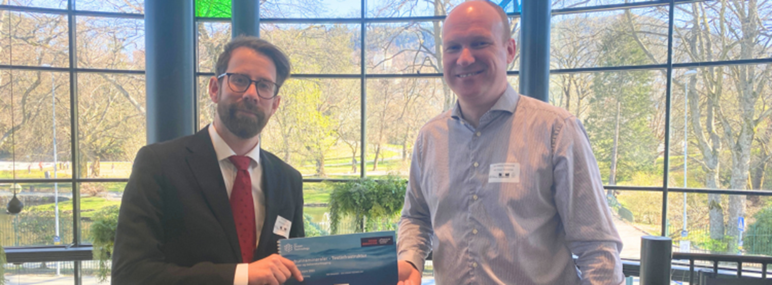 Jon Hellevang (right) handing over the report to the State Secretary of the Norwegian Ministry of Petroleum and Energy.