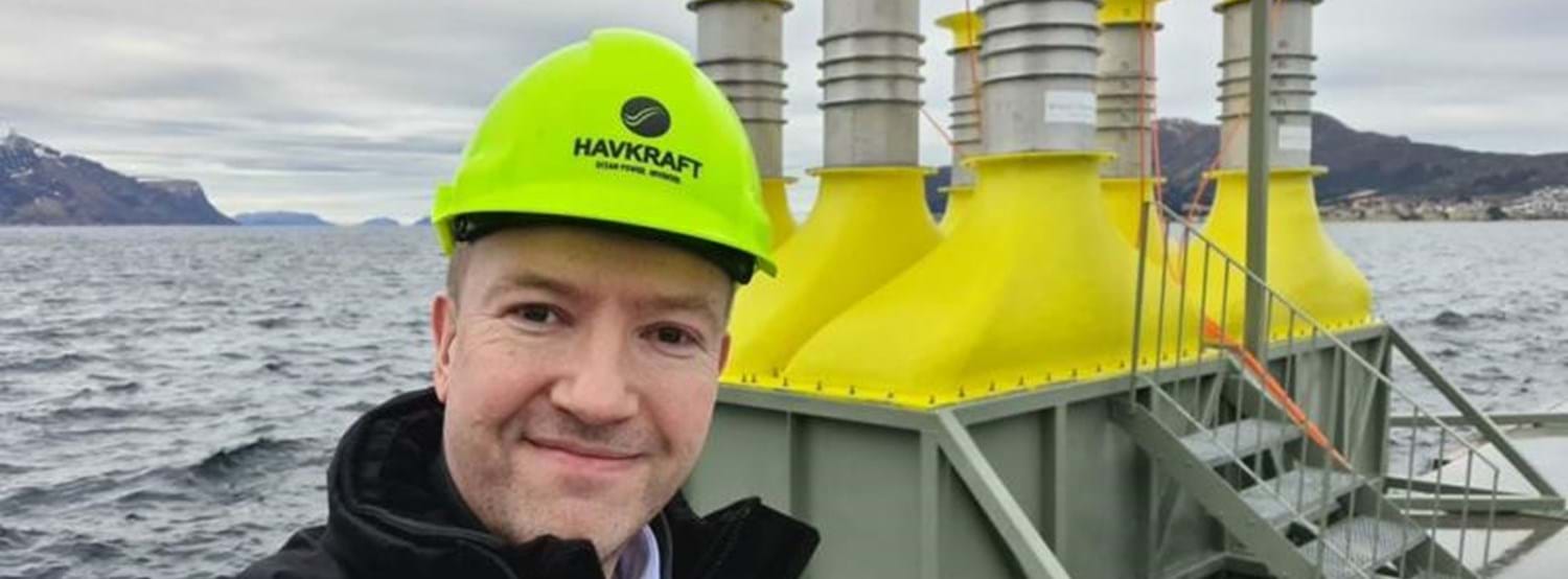 Illustration/Havkraft’s CEO Geir Arne Solheim on a ‘Powerpier’ equipped with wave energy units (Courtesy of Havkraft).